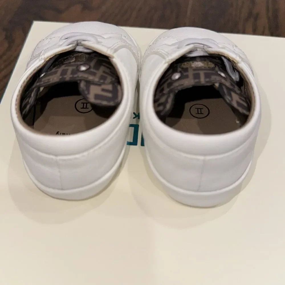 FENDI BABY LOGO LACE CRIB SHOE WITH FF DETAIL 2C
